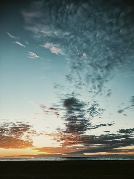Piękne Zachmurzone Niebo Niesamowitym Zachodem Słońca Oceanem — Zdjęcie stockowe