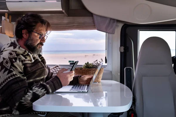 Hombre Adulto Trabajando Con Portátil Dentro Una Caravana Libertad Estilo —  Fotos de Stock