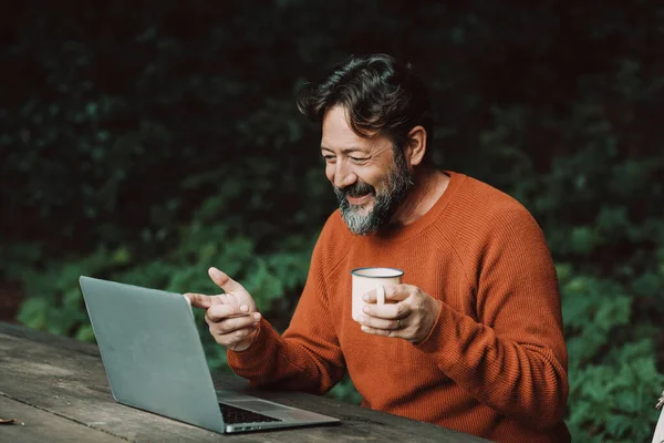 Adult Hipster Bearded Man Enjoying Video Call Conference Outdoors Nature – stockfoto