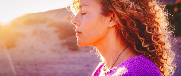Close Sunset Portrait Attractive Woman Closed Eyes Sun Back Light — Stockfoto