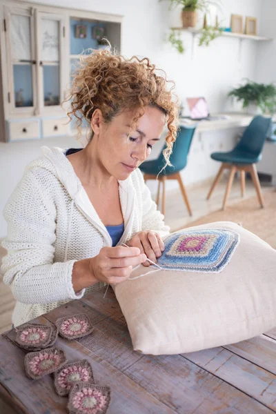 Adult Caucasian Woman Home Doing Crochet Hobby Activity Home Decorating — Fotografia de Stock