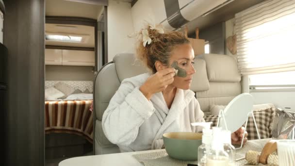 面包车里戴着面具的女人 旅行和暑假生活方式 — 图库视频影像