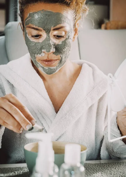 Portret Close Van Volwassen Mooie Vrouw Met Crème Masker Veroudering — Stockfoto