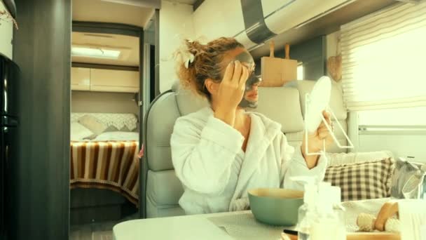 面包车里戴着面具的女人 旅行和暑假生活方式 — 图库视频影像