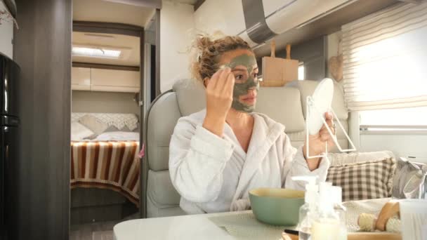 Donna Con Maschera Facciale Van Camper Veicolo Viaggio Vacanza Stile — Video Stock