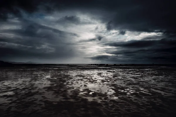 Karanlık Gecelerde Dramatik Bulutlar Sel Sahili Arka Planda Okyanus Olan — Stok fotoğraf