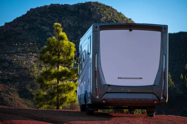 Camper Van Zomervakantie Gratis Toerisme Levensstijl Grote Camper Geparkeerd Road — Stockfoto