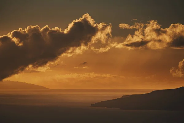 Nádherné Barvy Západ Slunce Oceánu Mraky Ostrovy Insilueta Pozadí Koncept — Stock fotografie