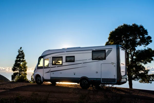 Stor Campingbil Parkert Utenfor Veiens Naturområde Nyte Total Frihet Utenfor – stockfoto