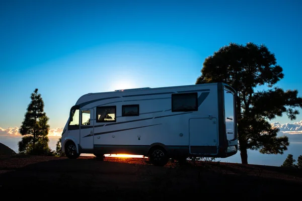 Camper Van Estacionado Contra Luz Sol Árvores Conceito Estilo Vida — Fotografia de Stock