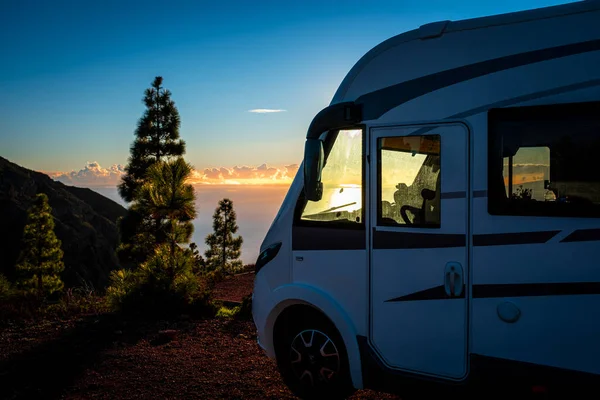 Campingbil Sommerferie Leie Bobil Nyt Friheten Naturparkering Naturen Den Vakre – stockfoto