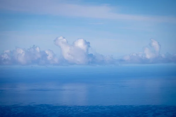 Eau Bleue Mer Océan Vue Arrière Plan Avec Des Nuages — Photo