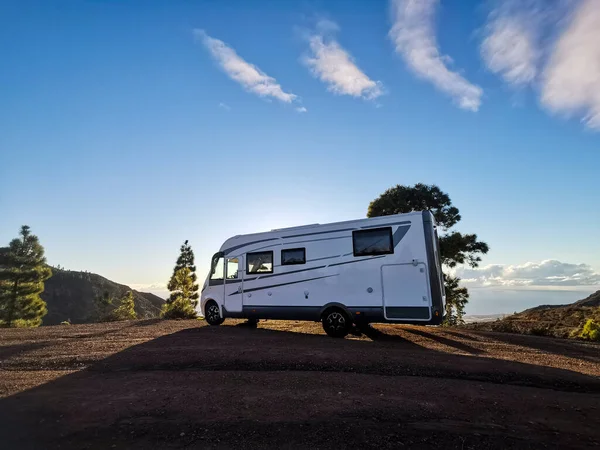 Wohnmobil Geparkt Gegen Sonnenuntergang Licht Und Bäume Konzept Alternativen Lebensstils — Stockfoto