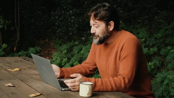 Dışarıda Dizüstü Bilgisayarla Çalışan Bir Adam Kablosuz Gezinen Internet Kablosuz — Stok video