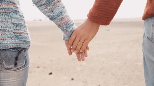 Крупним Планом Жінки Тримають Руки Пляжі — стокове відео