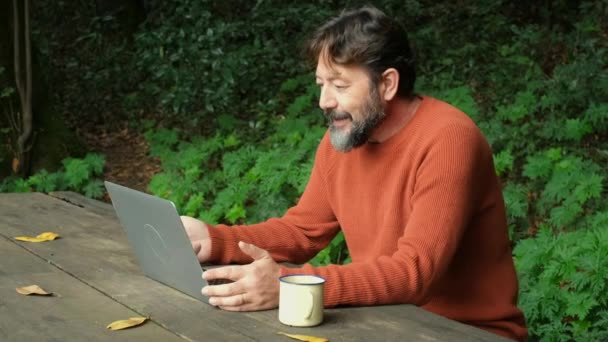 Egy Férfi Laptoppal Dolgozik Szabadban Vezeték Nélküli Roaming Internet Wifi — Stock videók