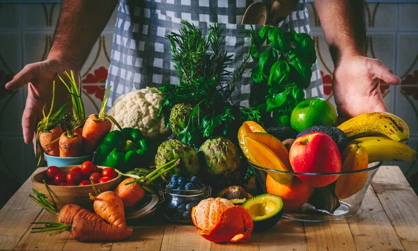 Hombre Irreconocible Chef Mostrar Sus Frutas Verduras Frescas Temporada Mesa —  Fotos de Stock