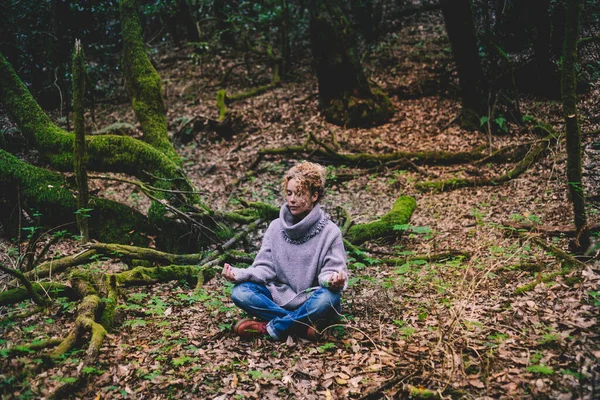 Одна Женщина Сидящая Позе Лото Йоги Наземной Листве Парке Природы — стоковое фото