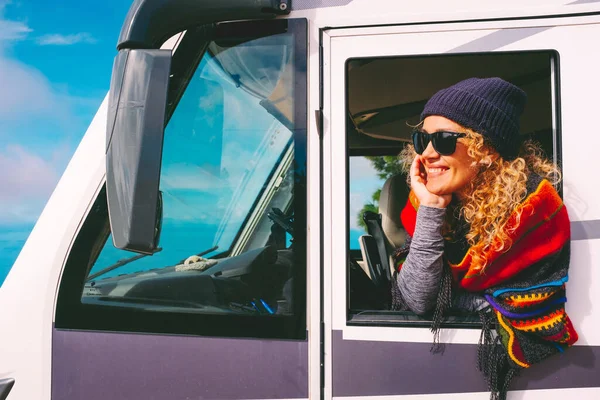 Iloinen Onnellinen Aikuinen Kaunis Nainen Ikkunan Ulkopuolella Hänen Asuntoauto Matkailuauto — kuvapankkivalokuva