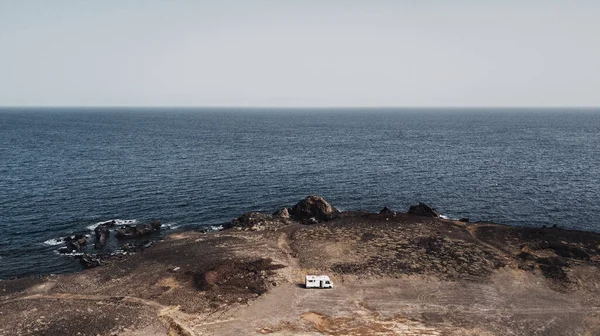 Кемпер Ван Паркуется Берегу Голубым Небом Океанской Водой Заднем Плане — стоковое фото