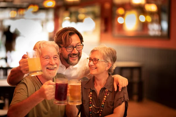 Felices Generaciones Mixtas Adultos Ancianos Disfrutan Celebrando Juntos Cervezas Tintineantes — Foto de Stock