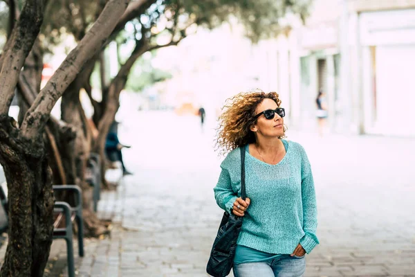 Medelålders Kvinna Promenader Staden Utomhus Park Leende Glad Fritidskläder Blå — Stockfoto