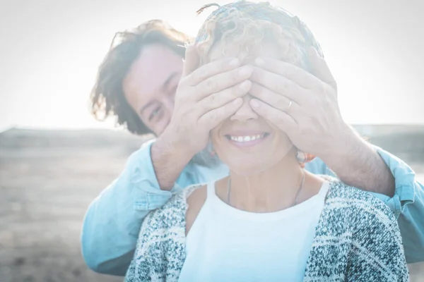 Felices Turistas Actividad Ocio Aire Libre Hombre Cerró Los Ojos — Foto de Stock