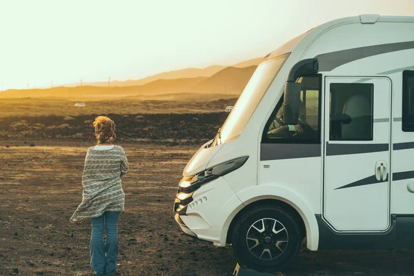 Alternativ Turist Van Liv Koncept Med Stående Kvinna Skymundan Nära — Stockfoto