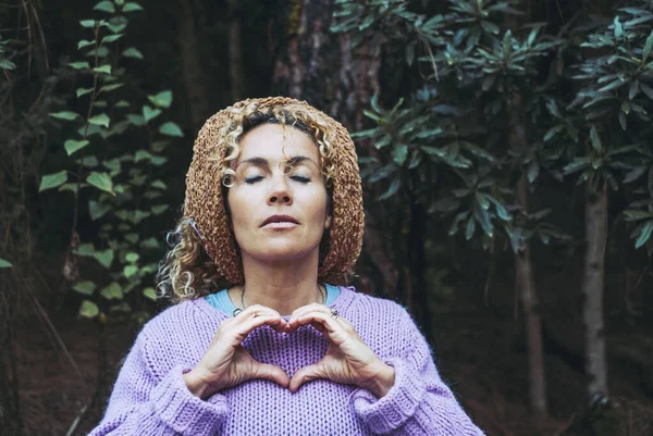 Nyugodt Egészséges Meditálni Élvezze Érzést Természet Erdő Felnőtt Nők Csukott — Stock Fotó