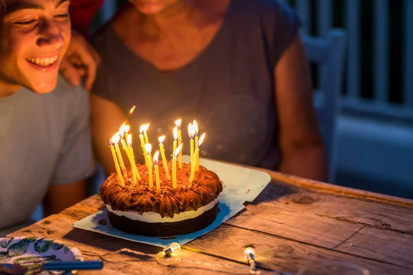 Gece Partisini Mumlu Doğum Günü Pastasını Kapat Genç Çocuk Büyükbabalar — Stok fotoğraf