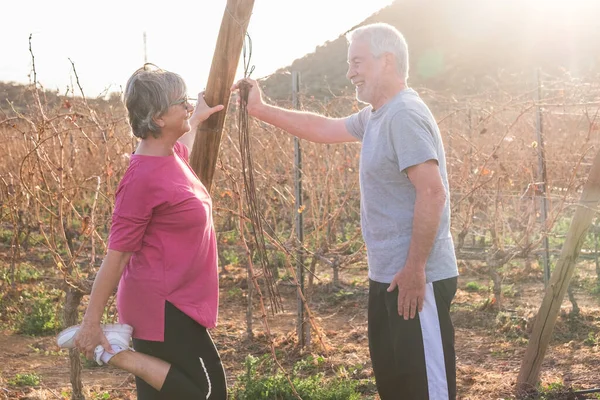 Aktive Senioren Betreiben Ein Gesundes Lebensstilkonzept Mit Mann Und Frau — Stockfoto