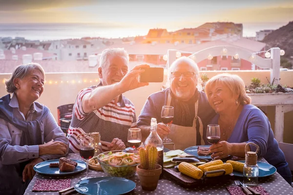 Grupo Hombres Mujeres Ancianos Jubilados Estilo Vida Maduro Tomar Foto —  Fotos de Stock