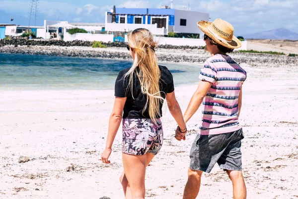 Giovani Turisti Coppia Svegliarsi Tenendo Mano Vista Posteriore Sulla Spiaggia — Foto Stock