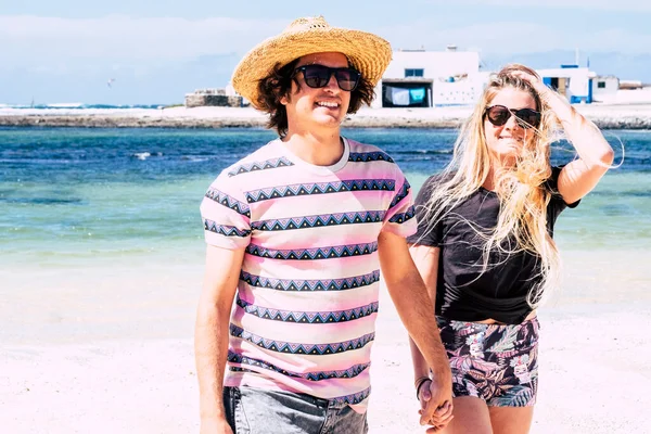 Jovens Turistas Alegres Divertem Desfrutam Dia Ensolarado Praia Casal Sorriso — Fotografia de Stock