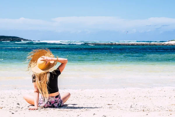 Visão Traseira Mulher Turista Sentado Areia Praia Admirando Água Azul — Fotografia de Stock