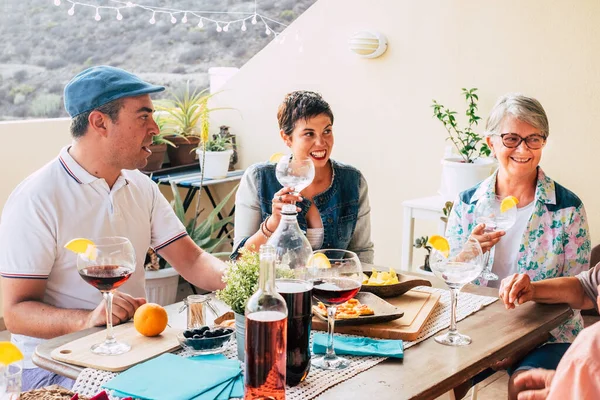 Amigos Divertindo Desfrutar Juntos Almoço Com Alimentos Bebidas Mesa Idade — Fotografia de Stock