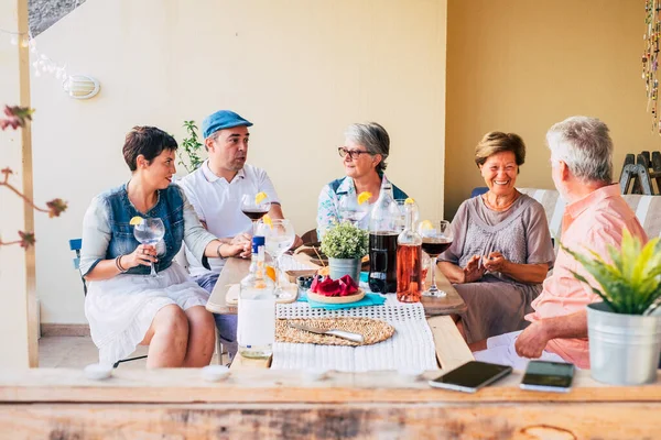 Grupo Personas Edades Mixtas Disfrutan Juntos Hora Del Almuerzo Amistad —  Fotos de Stock