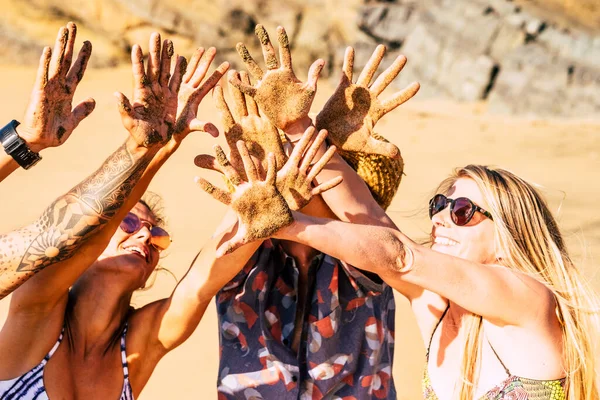 Группе Туристов Нравится Трогать Руки Испачканные Песками Пляже Молодые Люди — стоковое фото