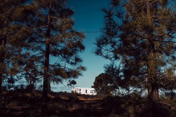 現代のキャンパー ファン モーターホームは 空の景色を眺めながら自然の中に駐車した 人と旅行車両の休暇の概念 アドベンチャー バンライフのライフスタイルと遊牧生活 サマーキャンプ場の休日 — ストック写真