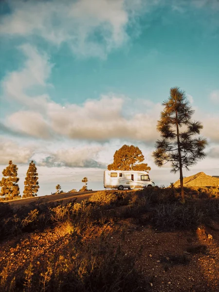 Camper Van Motorhome Moderno Estacionado Natureza Com Vista Para Céu — Fotografia de Stock