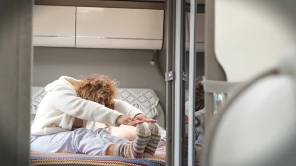 在家里做健康的床上活动的成熟女人 — 图库视频影像
