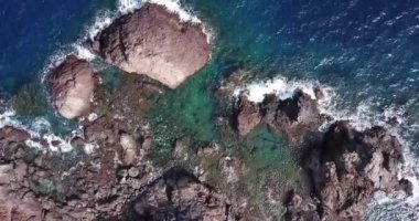 Doğanın arka planında okyanus kıyısının havadan görünüşü