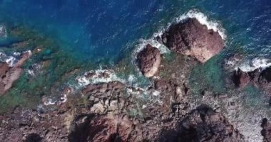 Doğanın arka planında okyanus kıyısının havadan görünüşü