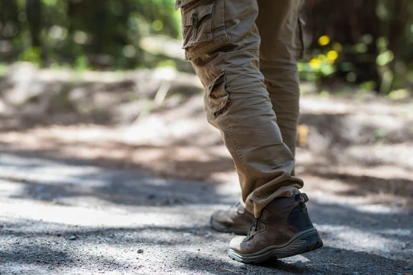Zbliżenie Ludzi Buty Spaceru Świeżym Powietrzu Czasie Aktywności Trekking Pojęcie — Zdjęcie stockowe