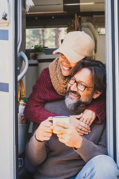 Paar Von Glücklichen Erwachsenen Touristen Sitzt Auf Dem Wohnmobil Tür — Stockfoto