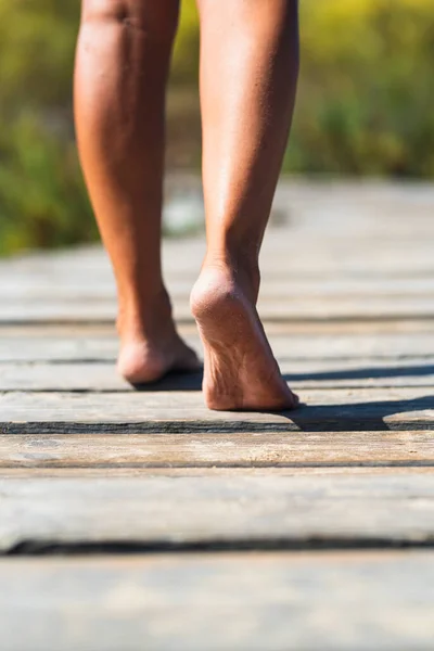 Boso Kobieta Chodząca Drewnianym Molo Pojęcie Nudyzmu Naturyzmu Kobiece Nogi — Zdjęcie stockowe