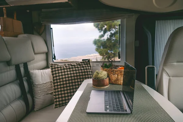 Reiselebensstil Und Digitaler Nomadenarbeitsplatz Modernen Wohnmobil Laptop Auf Dem Tisch — Stockfoto