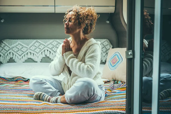 Junge Frau Meditationstätigkeit Die Auf Dem Bett Schlafzimmer Eines Wohnwagens — Stockfoto
