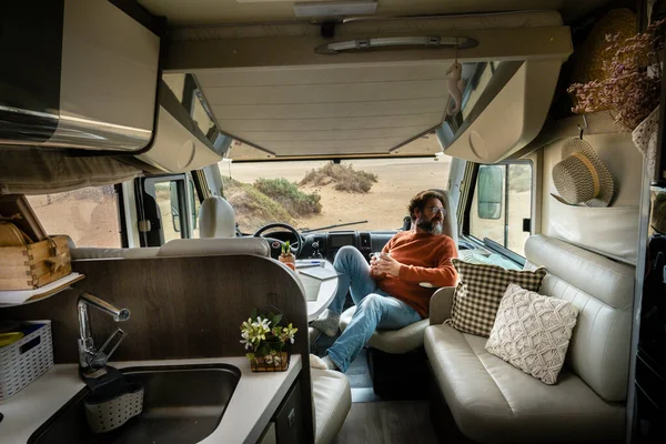 Hombre Viajero Adulto Sentarse Dentro Moderna Casa Móvil Acogedora Caravana —  Fotos de Stock