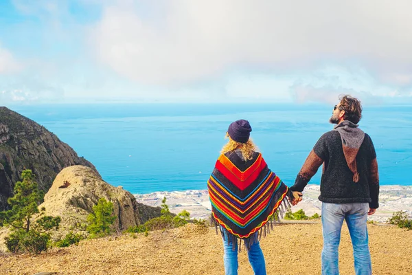 一对旅游夫妇牵着手 欣赏周围的自然 恋爱中的人站在户外看美丽的公园 共同生活和度假的概念 背景中的海洋和城市观点 — 图库照片